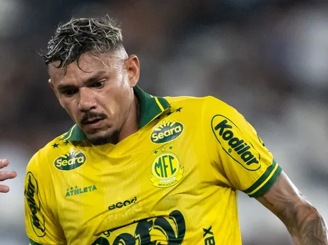 Tiquinho Soares deixa o campo e torcedores comemoram no estádio