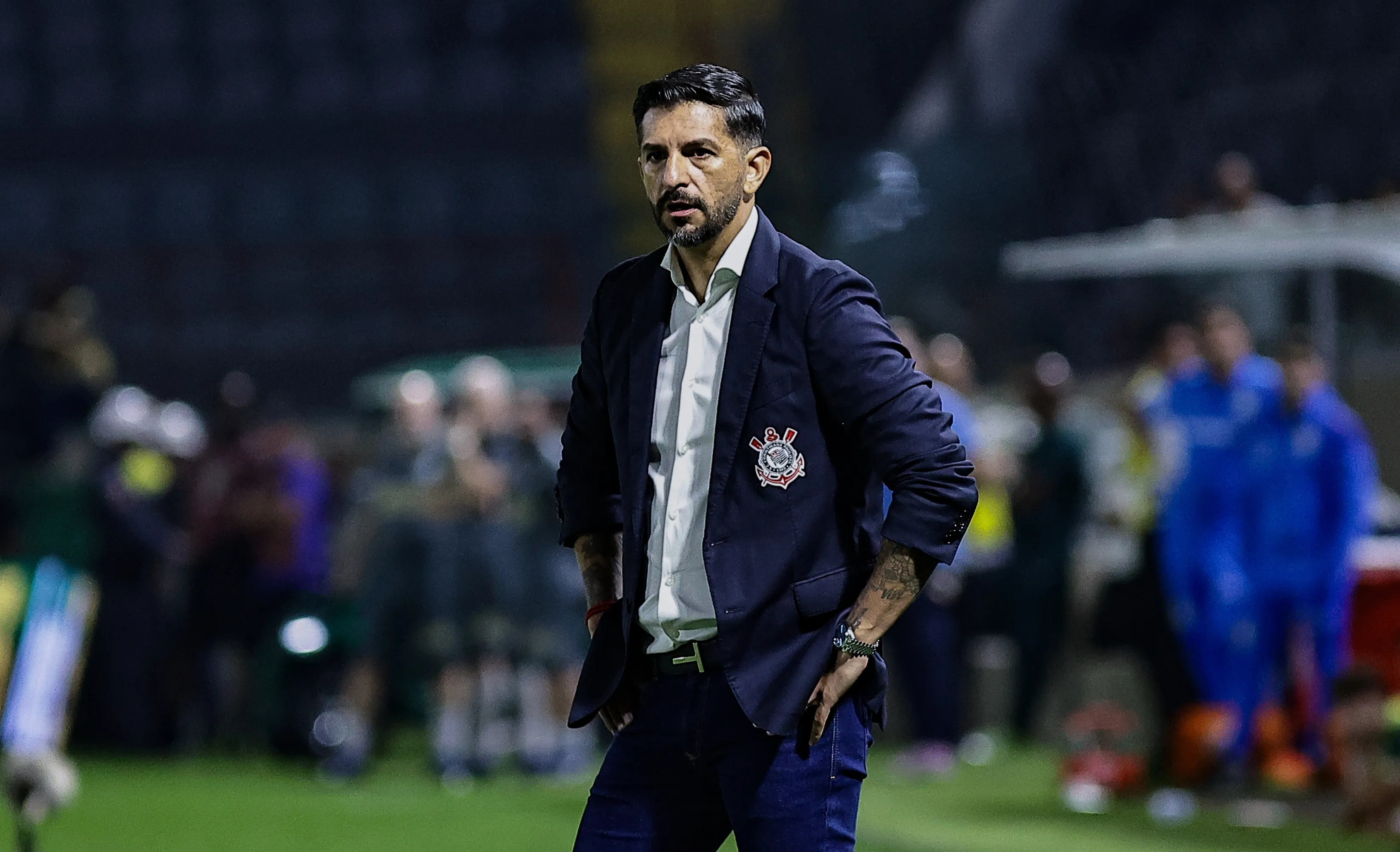 Emiliano Diaz tecnico do Corinthians durante partida contra o Palmeiras no estadio Arena Barueri pelo campeonato Brasileiro A 2025. Foto: Fabio Giannelli/AGIF