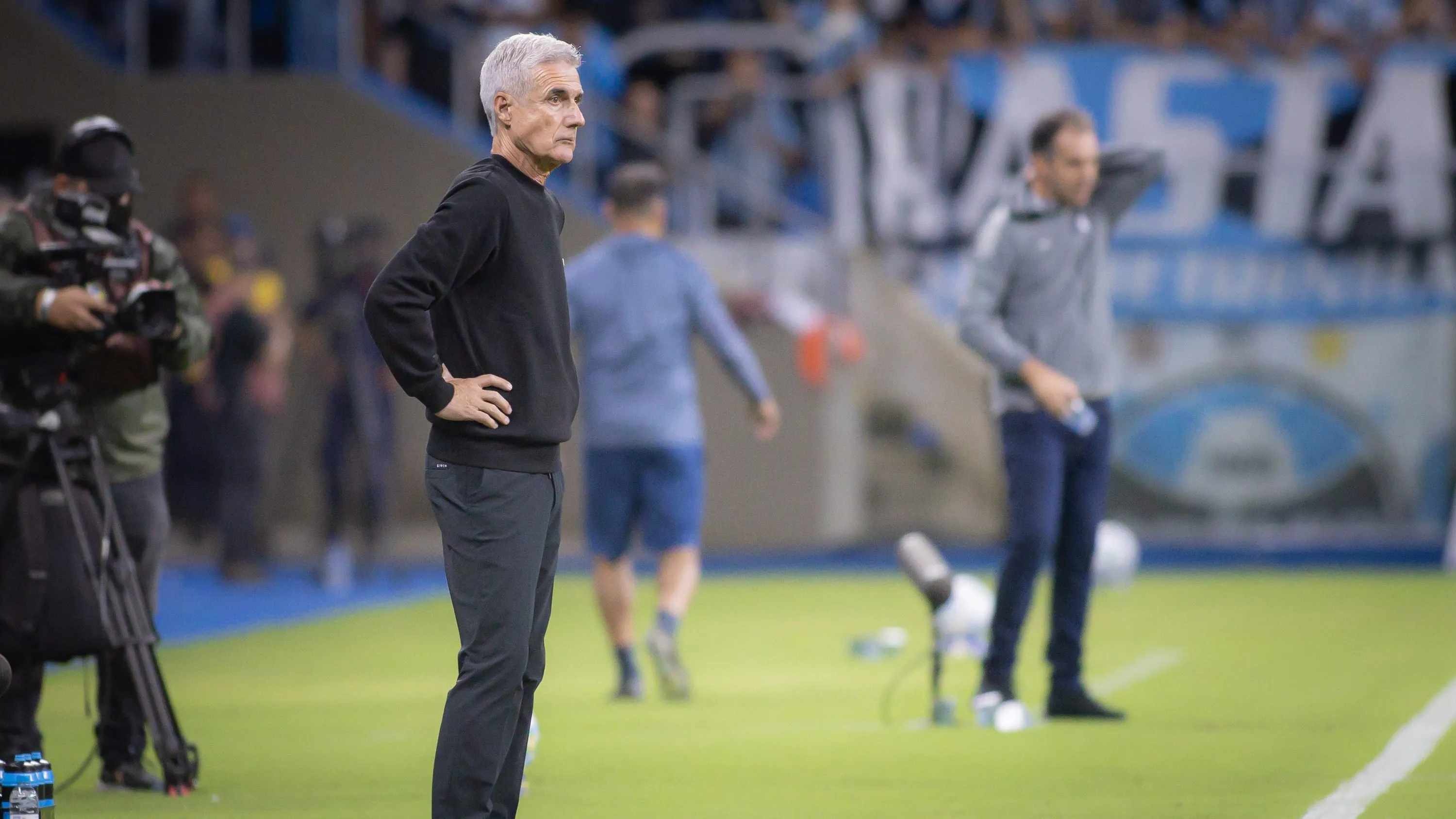RS – PORTO ALEGRE – 05/04/2026 – BRASILEIRO A 2026, GREMIO X REMO – Luis Castro tecnico do Gremio durante partida contra o Remo no estadio Arena do Gremio pelo campeonato Brasileiro A 2026. Foto: Maxi Franzoi/AGIF