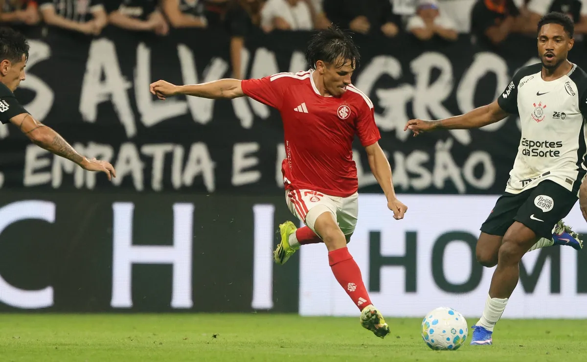 Bernabei admite problemas defensivos no Internacional e lamenta expulsão no Grenal: “Nem quero lembrar”