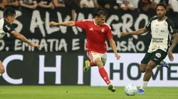 Bernabei chuta para fazer o gol da vitória contra o Corinthians