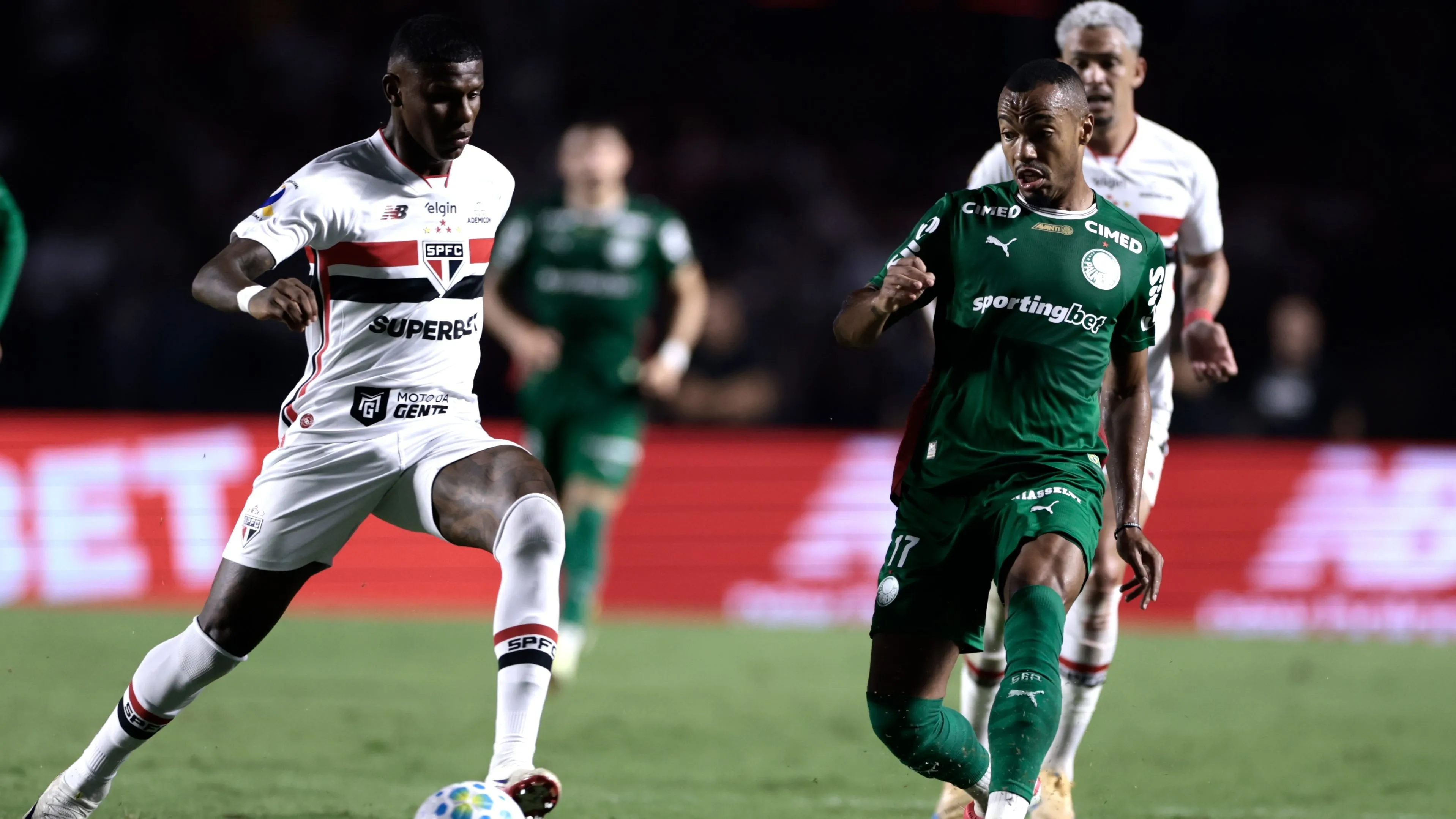 Arboleda em ação pelo Tricolor no Choque-Rei Foto: Marcello Zambrana/AGIF