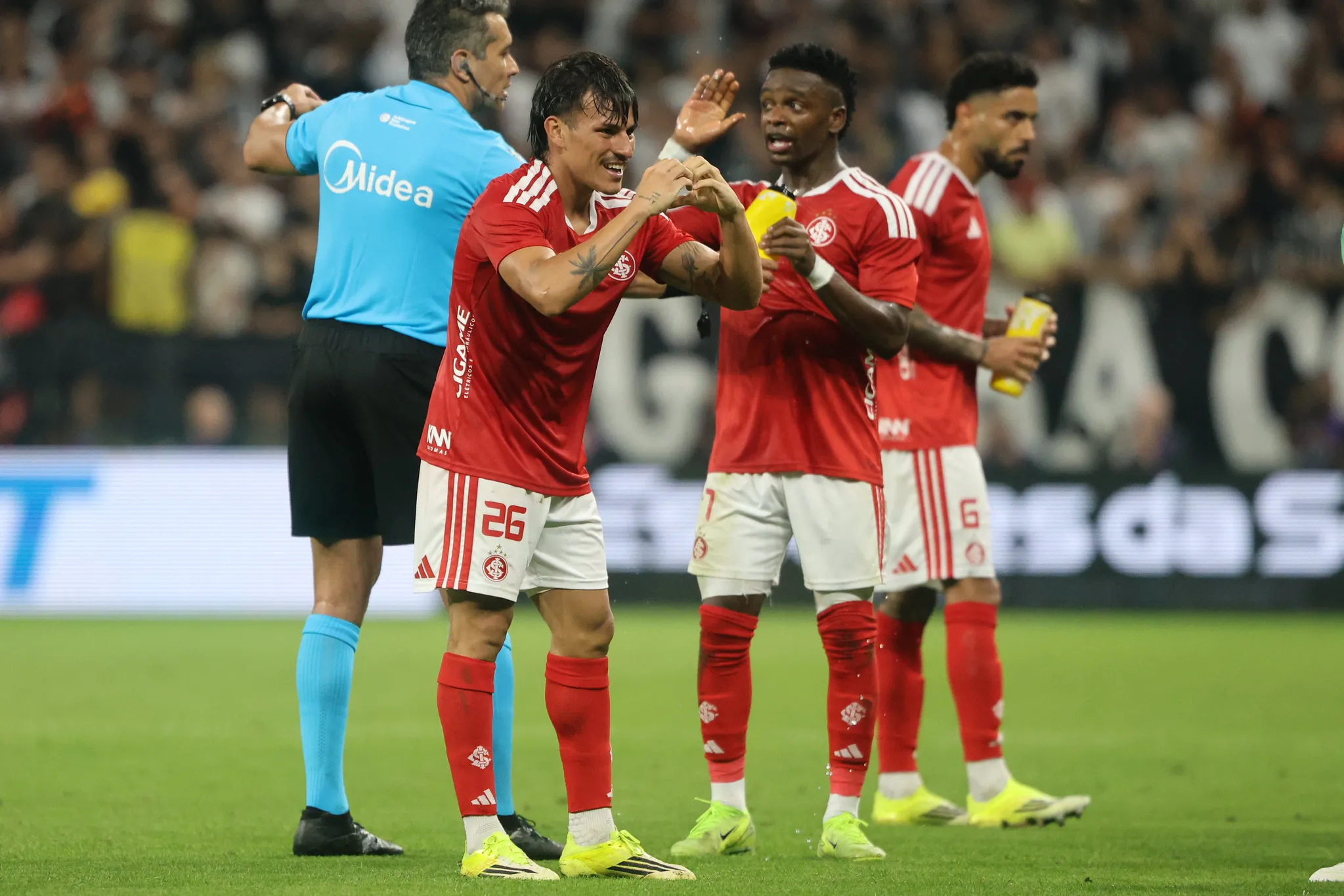 Bernabei comemora o gol ao lado de Carbonero e Matheis Bahia – Foto: Ricardo Duarte/Internacional