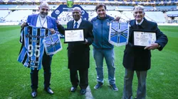 Juarez (segundo da esquerda para direita) foi homenageado pelo Grêmio em 2023