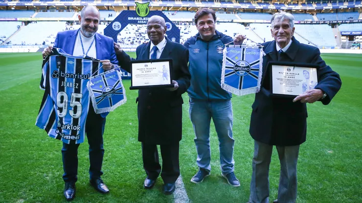 Juarez (segundo da esquerda para direita) foi homenageado pelo Grêmio em 2023
