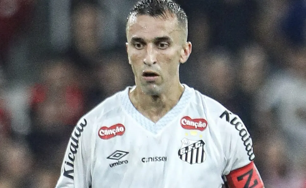 Red Bull Bragantino quer contratar João Schmidt e volante pode deixar o Santos, afirma jornalista