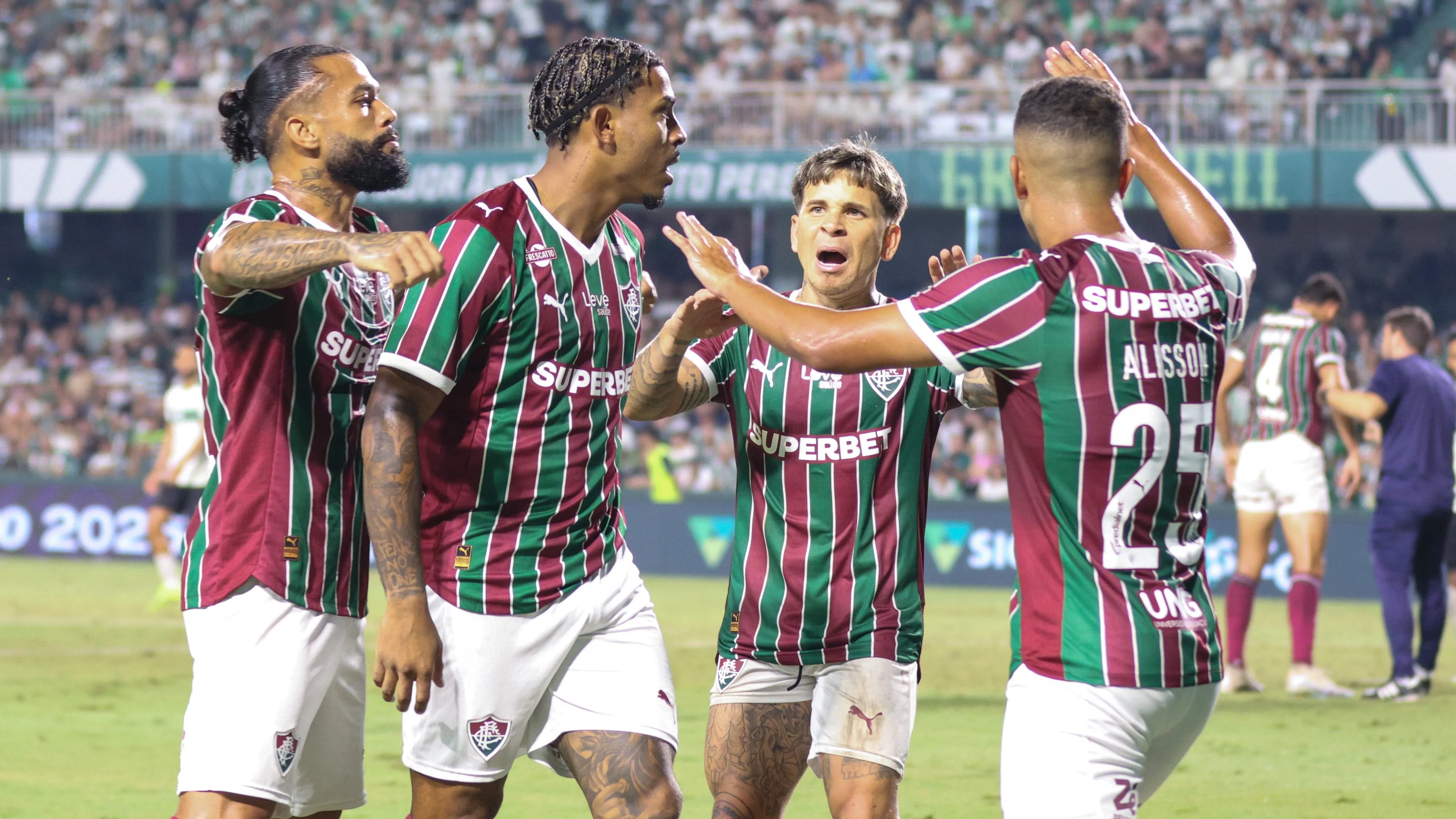 PR – CURITIBA – 04/04/2026 – BRASILEIRO A 2026, CORITIBA X FLUMINENSE – John Kennedy jogador do Fluminense comemora seu gol com jogadores do seu time durante partida contra o Coritiba no estadio Couto Pereira pelo campeonato Brasileiro A 2026. Foto: Robson Mafra/AGIF