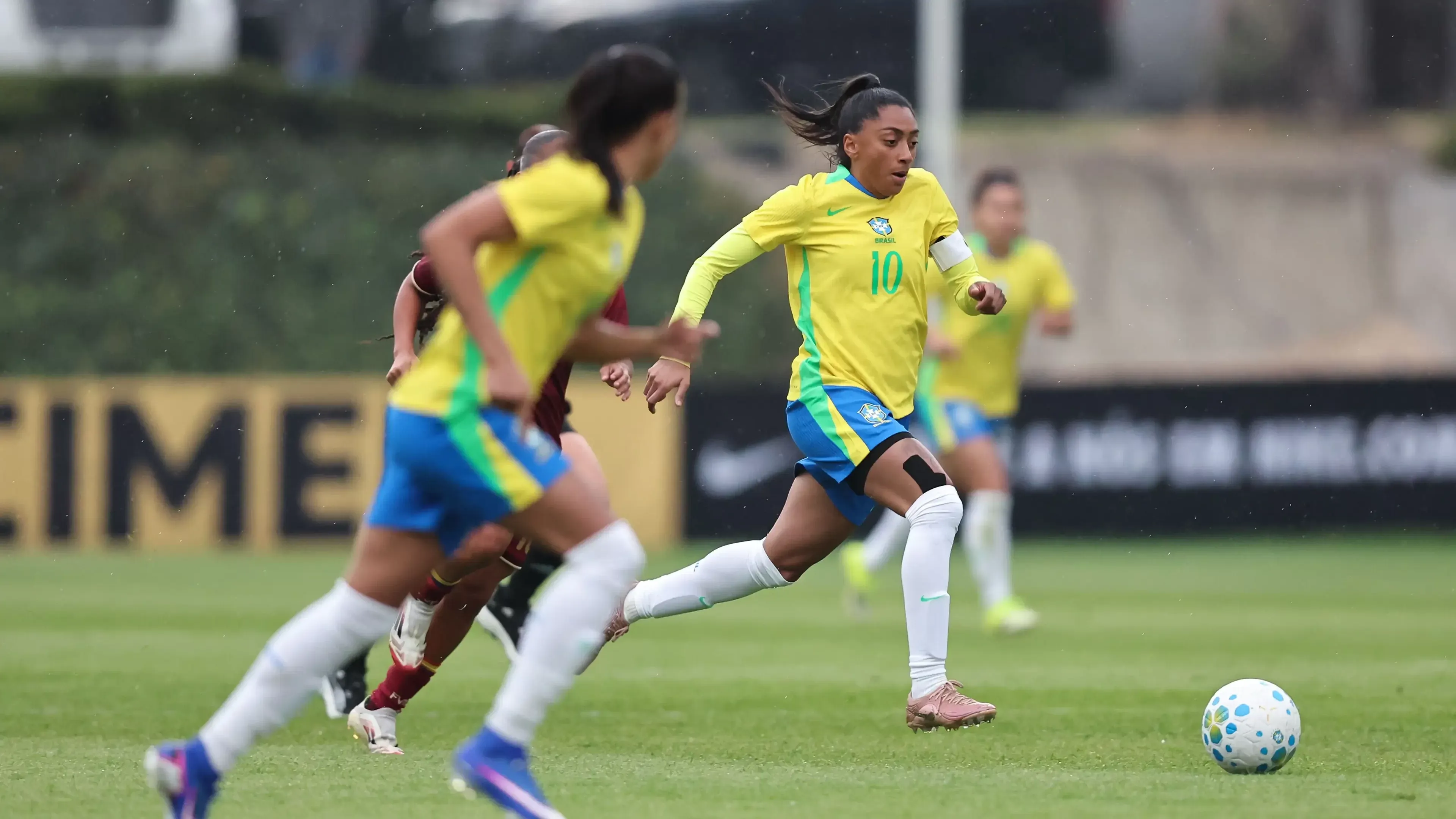 Kerolin durante amistoso entre Brasil e Venezuela