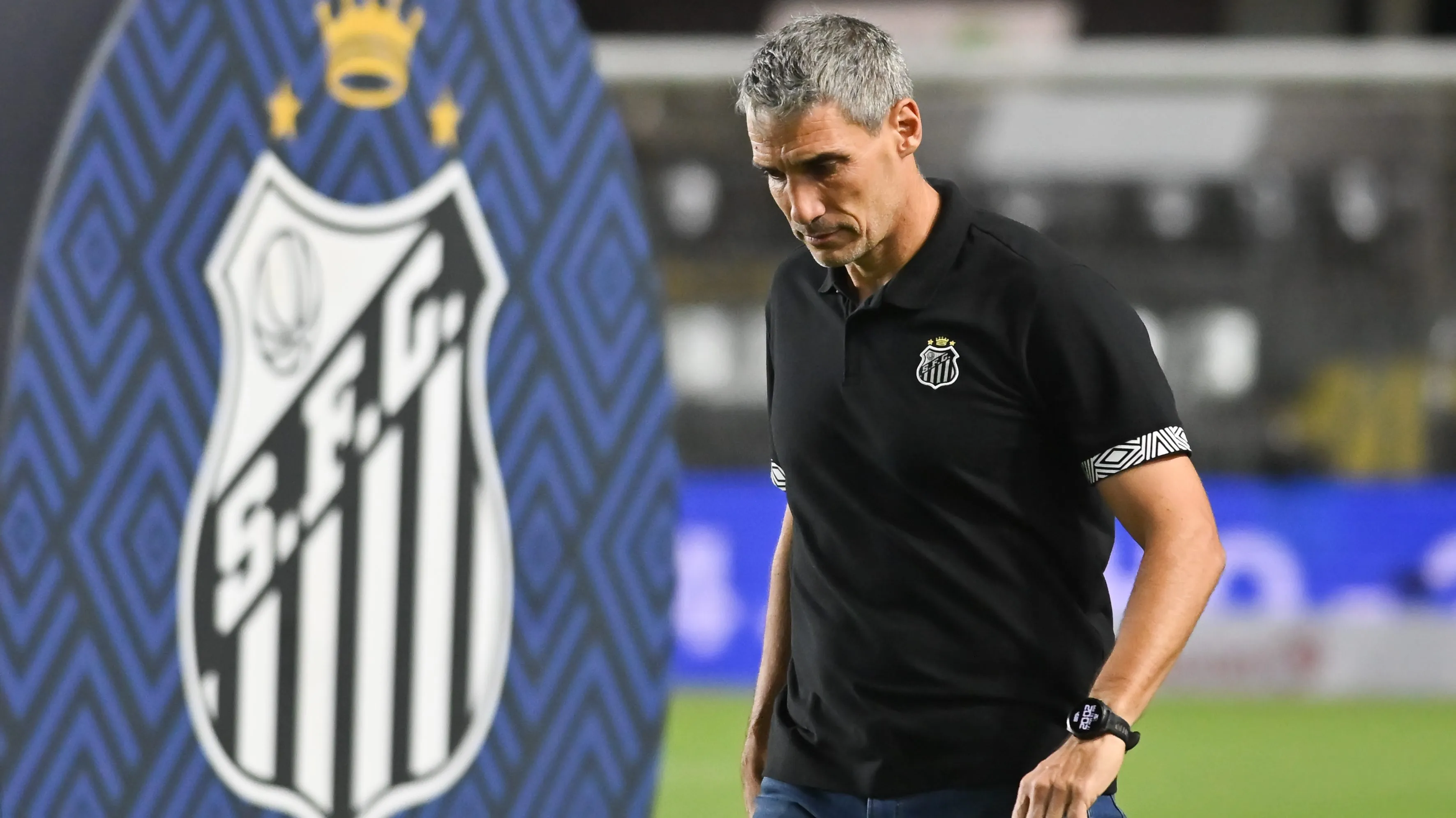 Juan Pablo Vojvoda tecnico do Santos durante partida contra o Internacional no estadio Vila Belmiro pelo campeonato Brasileiro A 2026. Foto: Jota Erre/AGIF