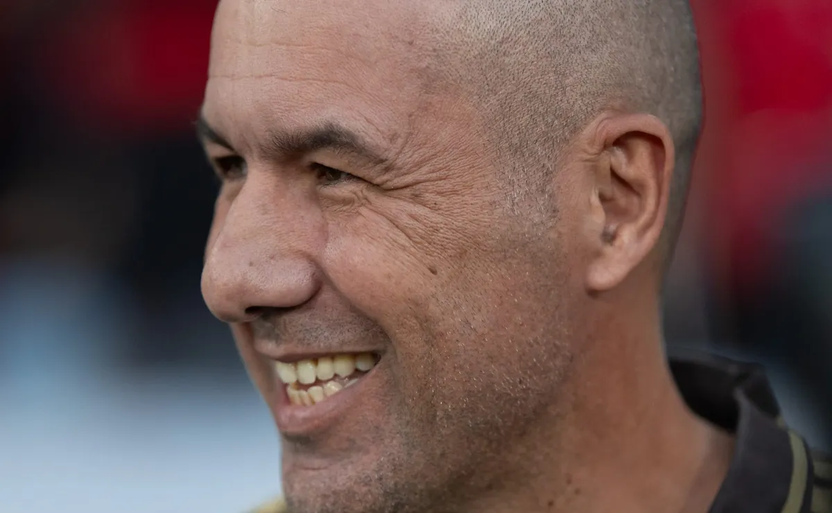 Flamengo muda de decisão e define contratação de novo lateral por R$ 59 milhões com aval de Jardim