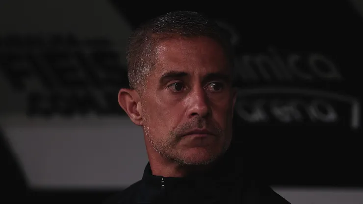 Sylvinho durante partida na Neo Química Arena em 2022.