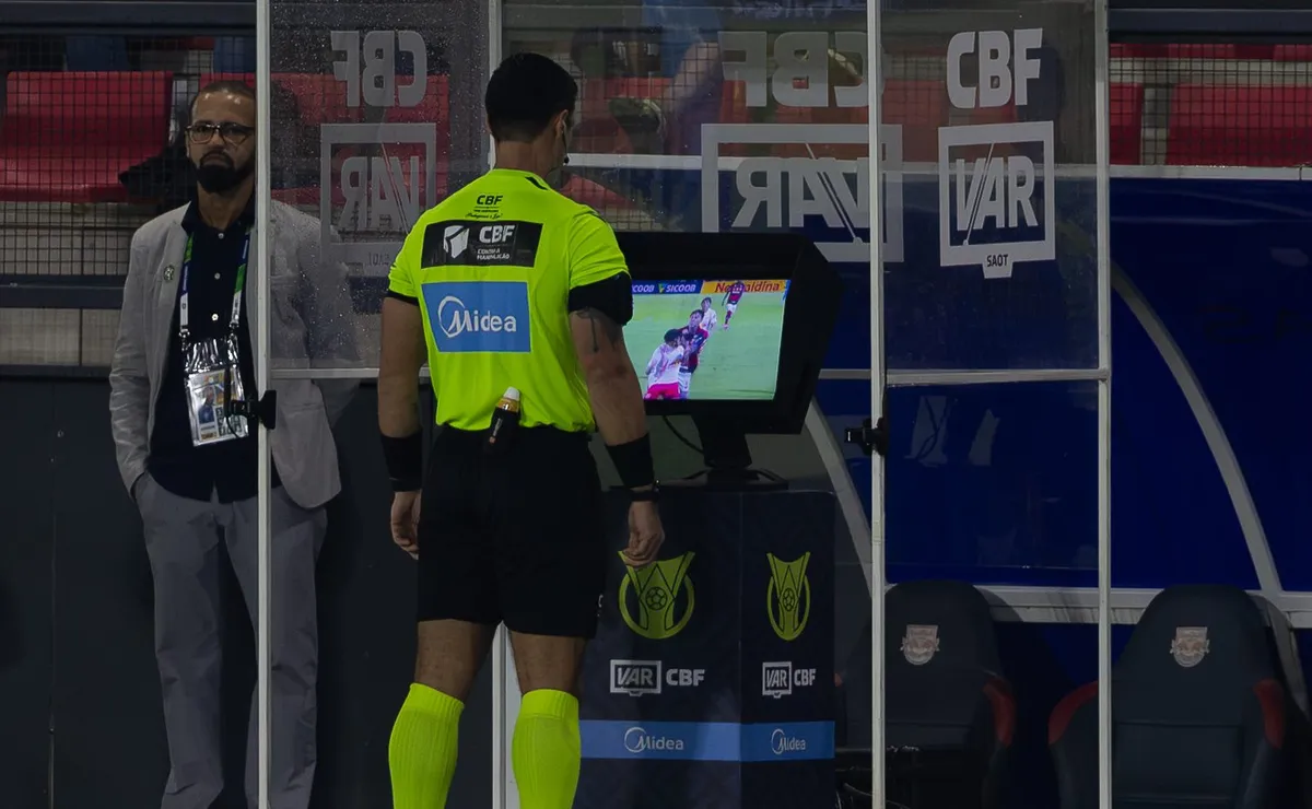Torcida do Vasco impede utilização de VAR em clássico contra o Botafogo: “Foi impedido pela torcida”