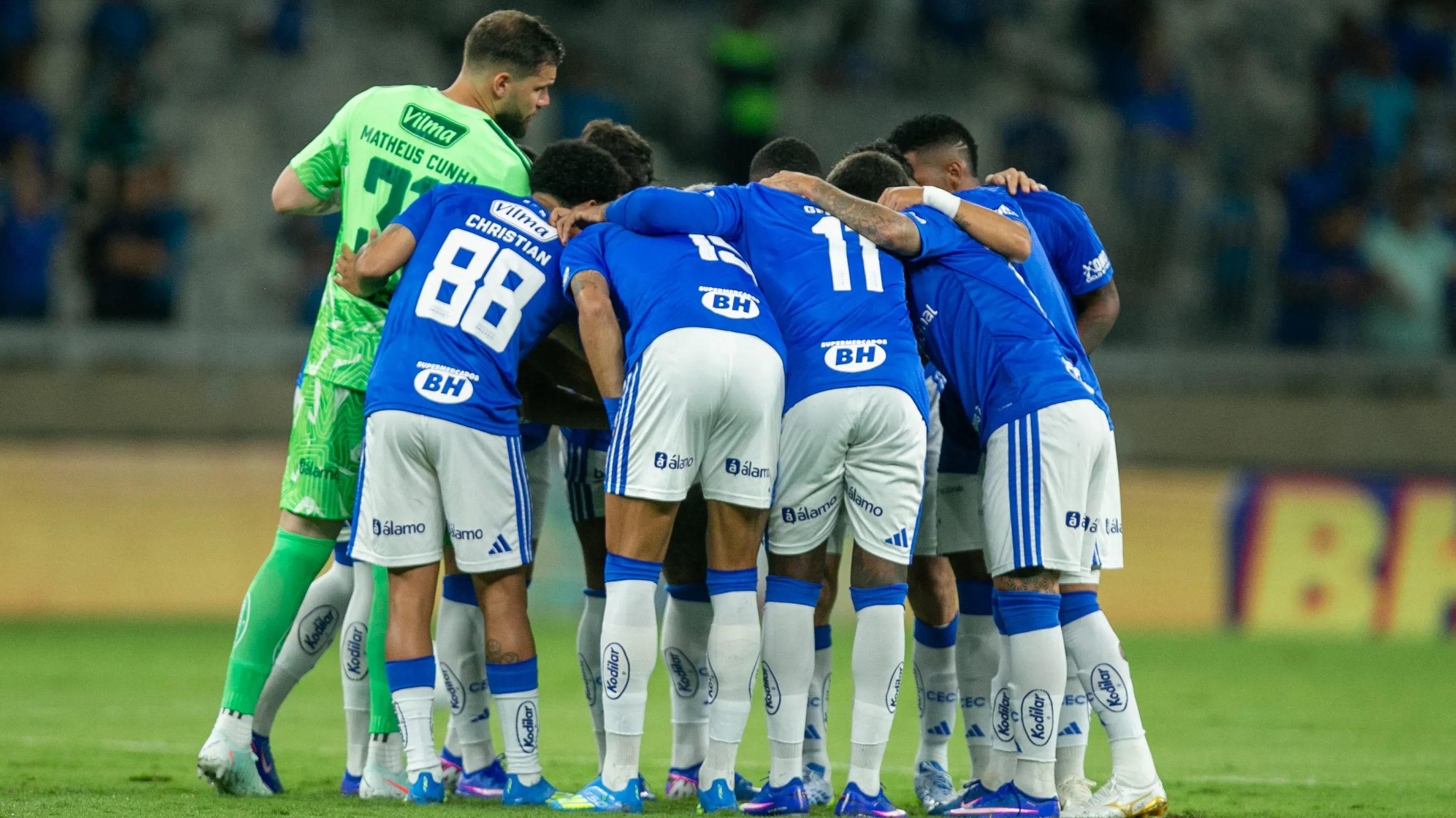 Jogadores do Cruzeiro posam para foto antes na partida contra Vitoria no estadio Mineirao pelo campeonato Brasileiro A 2026. Foto: Fernando Moreno/AGIF