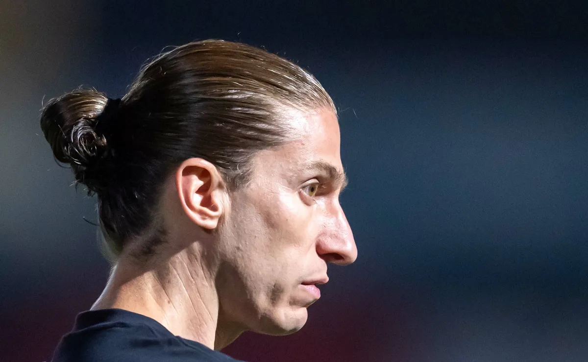 Após saída do Flamengo, Filipe Luís negocia com time inglês e é contatado pelo Corinthians
