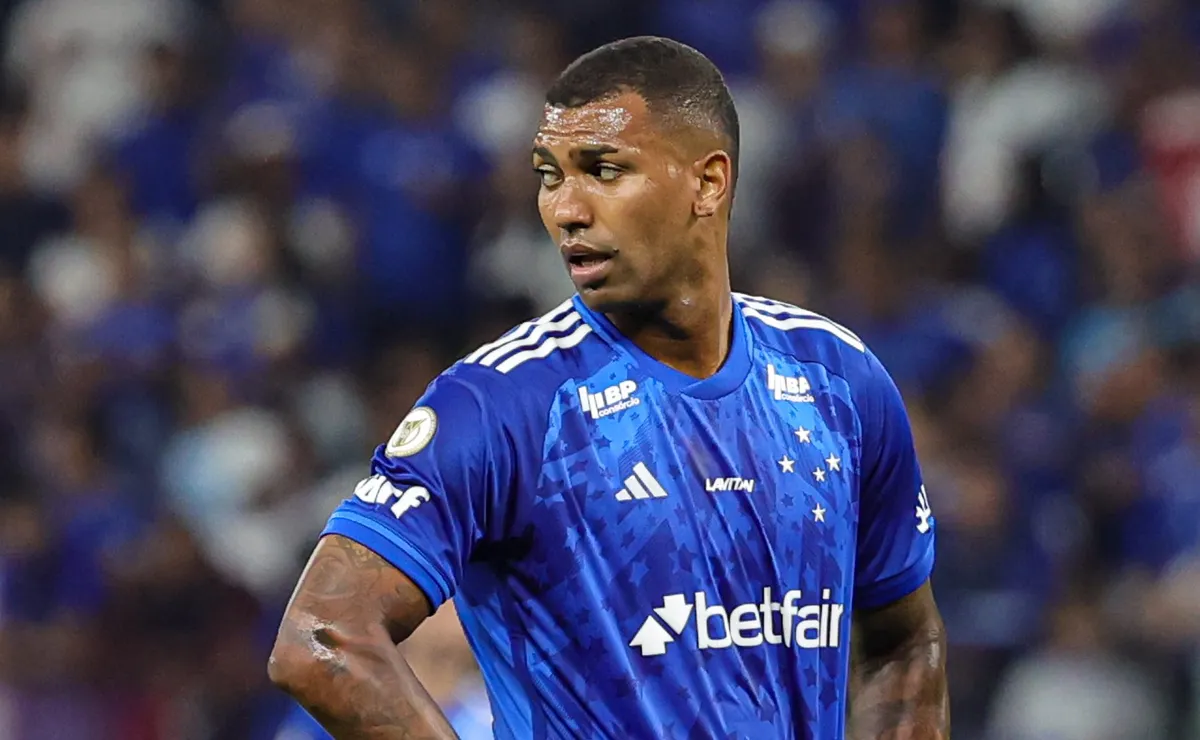 Walace desrespeita Matheus Cunha em grupo de whatsapp e é afastado por indisciplina no Cruzeiro
