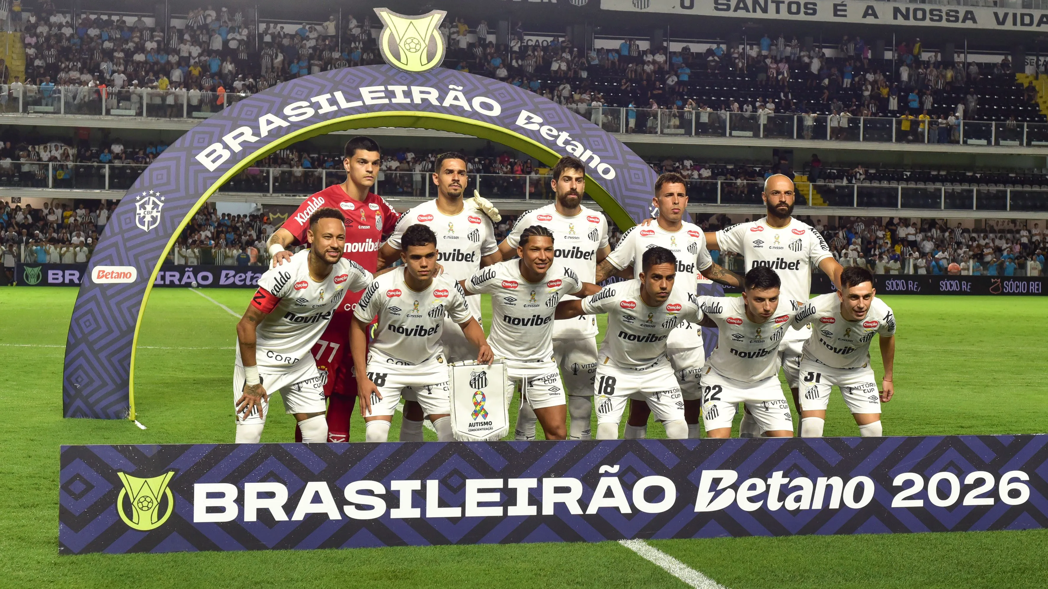Jogadores do Santos posam para foto antes na partida contra Remo no estadio Vila Belmiro pelo campeonato Brasileiro A 2026. Foto: Jota Erre/AGIF