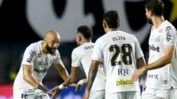 Thaciano jogador do Santos comemora seu gol com Neymar jogador da sua equipe durante partida contra o Remo no estadio Vila Belmiro pelo campeonato Brasileiro A 2026. Foto: Mauricio De Souza/AGIF