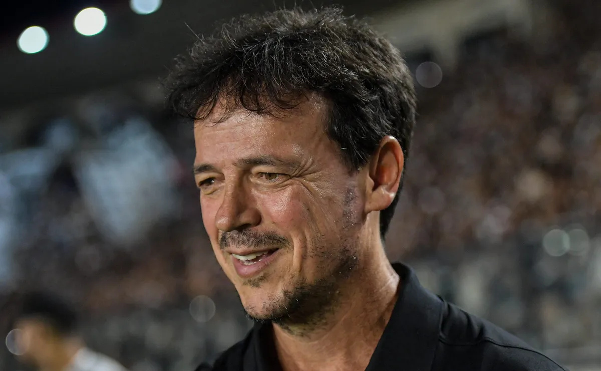 Fernando Diniz chega ao Corinthians com quatro auxiliares e Bruno Lazaroni deixa o Vasco