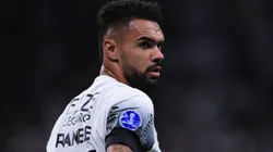 Volante Raniele foi um dos atletas do Corinthians interceptados por Gaviões da Fiel em saída do CT nesta 2ª