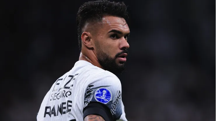 Volante Raniele foi um dos atletas do Corinthians interceptados por Gaviões da Fiel em saída do CT nesta 2ª