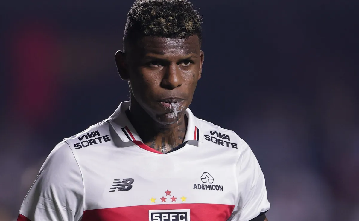 Vasco sondou Arboleda e zagueiro deve rescindir com o São Paulo, informa André Hernan