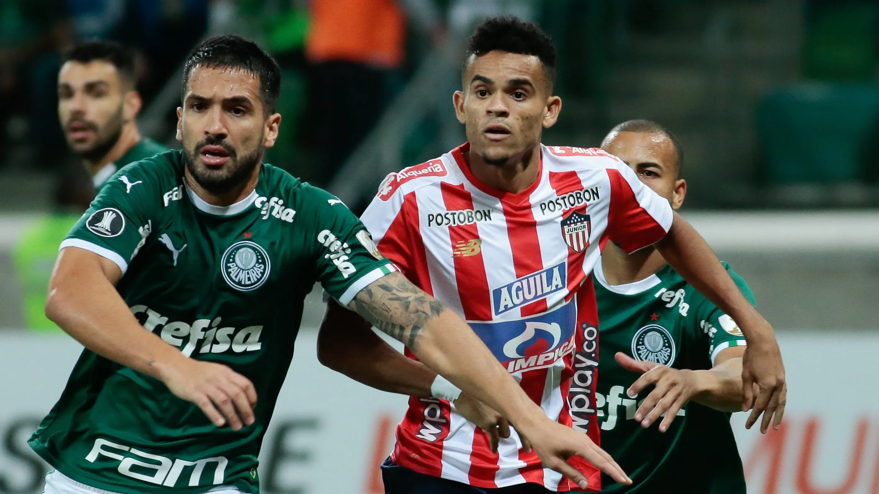 Luan disputando bola com Luis Díaz em confronto da Libertadores. Foto: Marcello Zambrana/AGIF