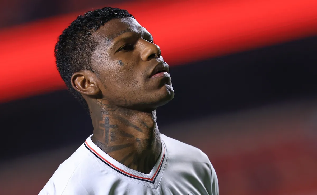 São Paulo notifica Arboleda e ameaça acionar a FIFA para rescindir contrato após ‘sumiço’