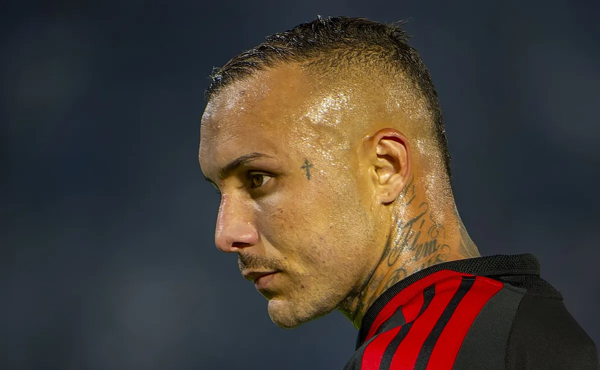 Flamengo mira contratações de pontas após lesão de Everton Cebolinha; camisa 9 também está nos planos