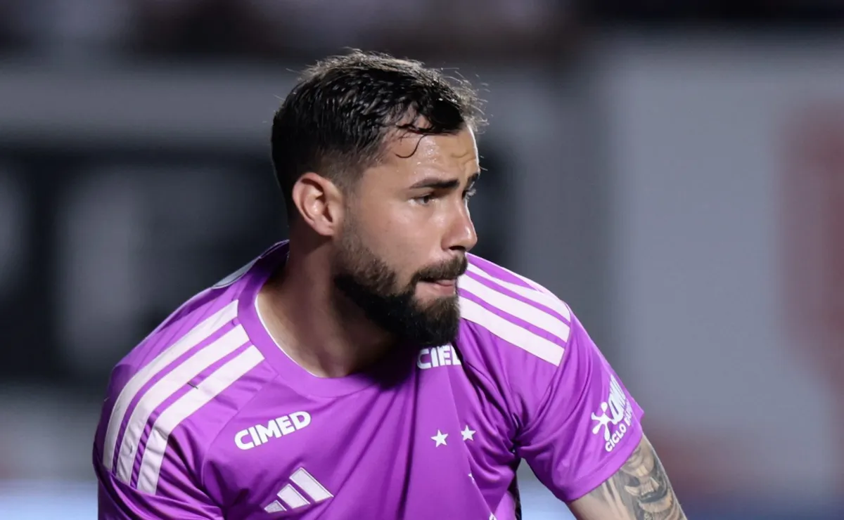 Matheus Cunha não convence e Cruzeiro vai ao mercado contratar goleiro para ser titular