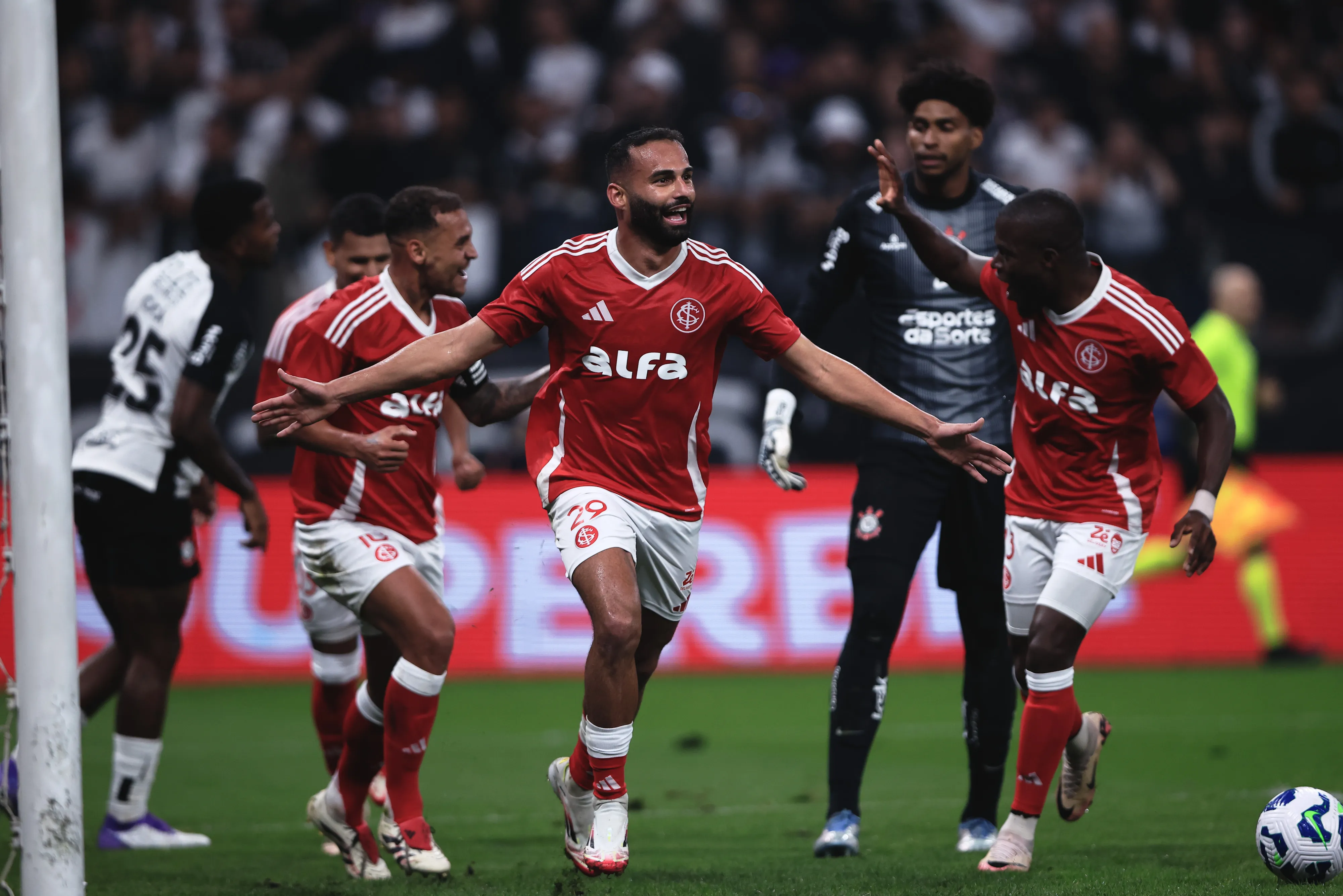 Thiago Maia comemora gol diante do Corinthians.  Foto: Ettore Chiereguini/AGIF