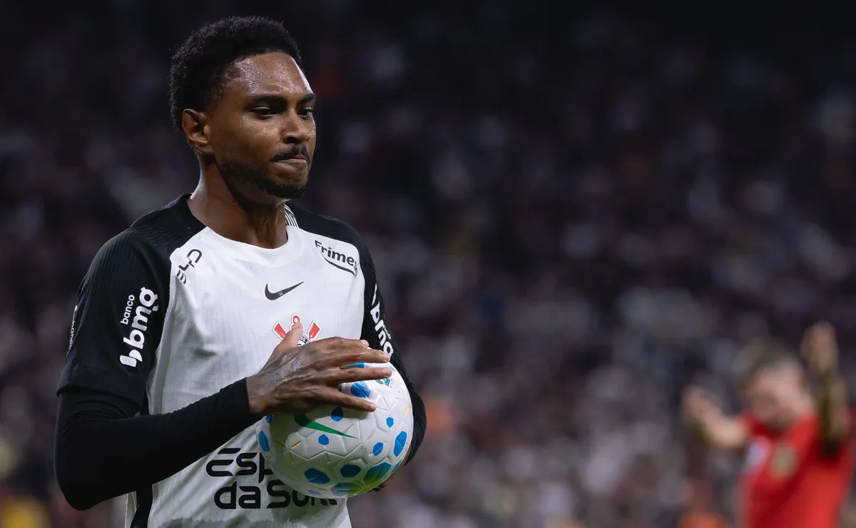 Vitinho, Charles, Raniele e Kaio César são cobrados pela torcida do Corinthians em saída do CT