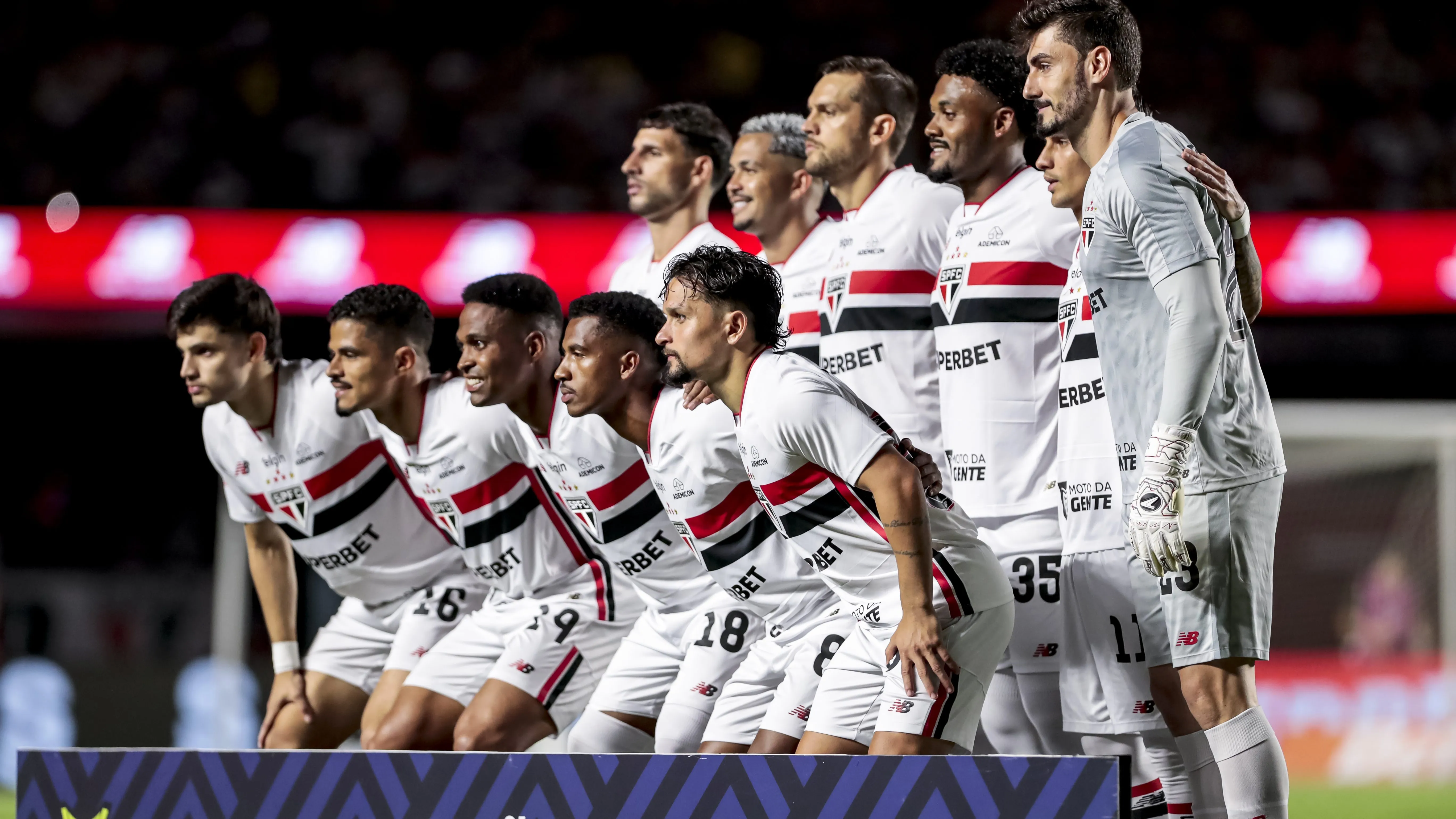 Jogadores do Sao Paulo posam para foto antes na partida contra Cruzeiro no estadio Morumbi pelo campeonato Brasileiro A 2026. Foto: Marco Miatelo/AGIF