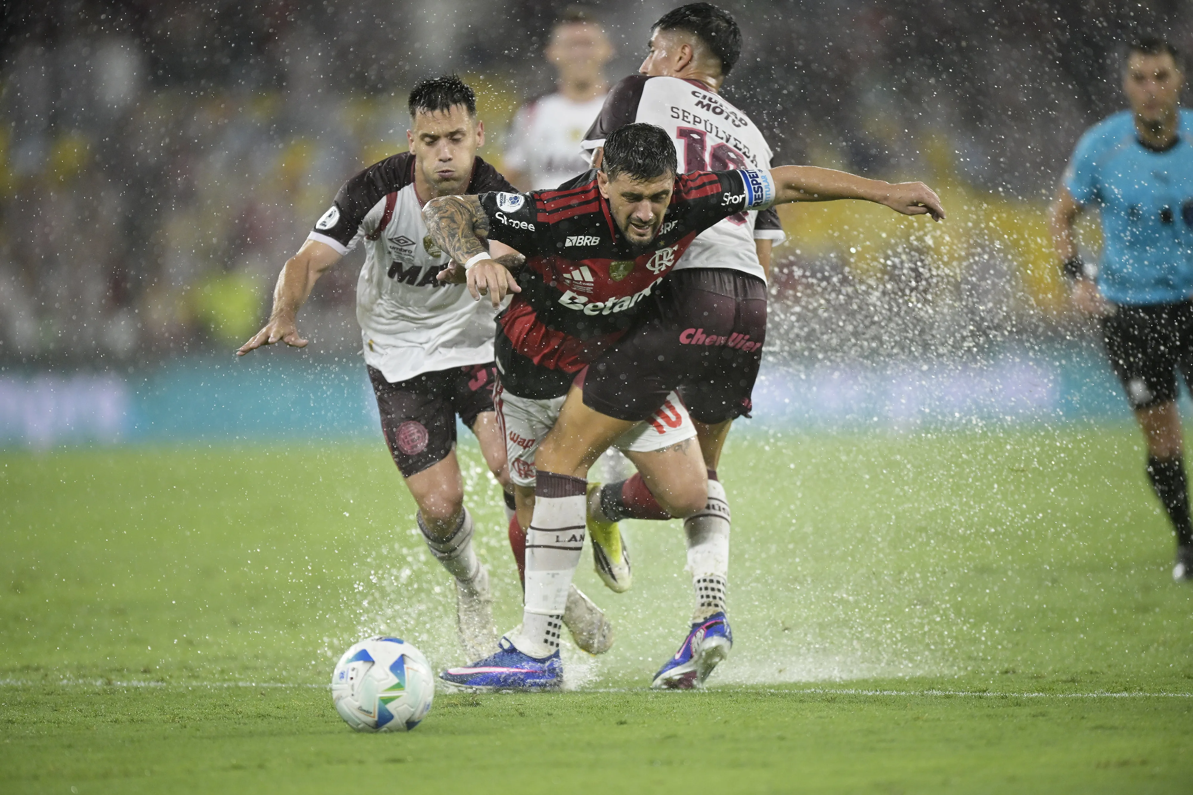 Arrascaeta já sofreu seis pênaltis nos últimos 12 meses. Foto: Alexandre Loureiro/AGIF