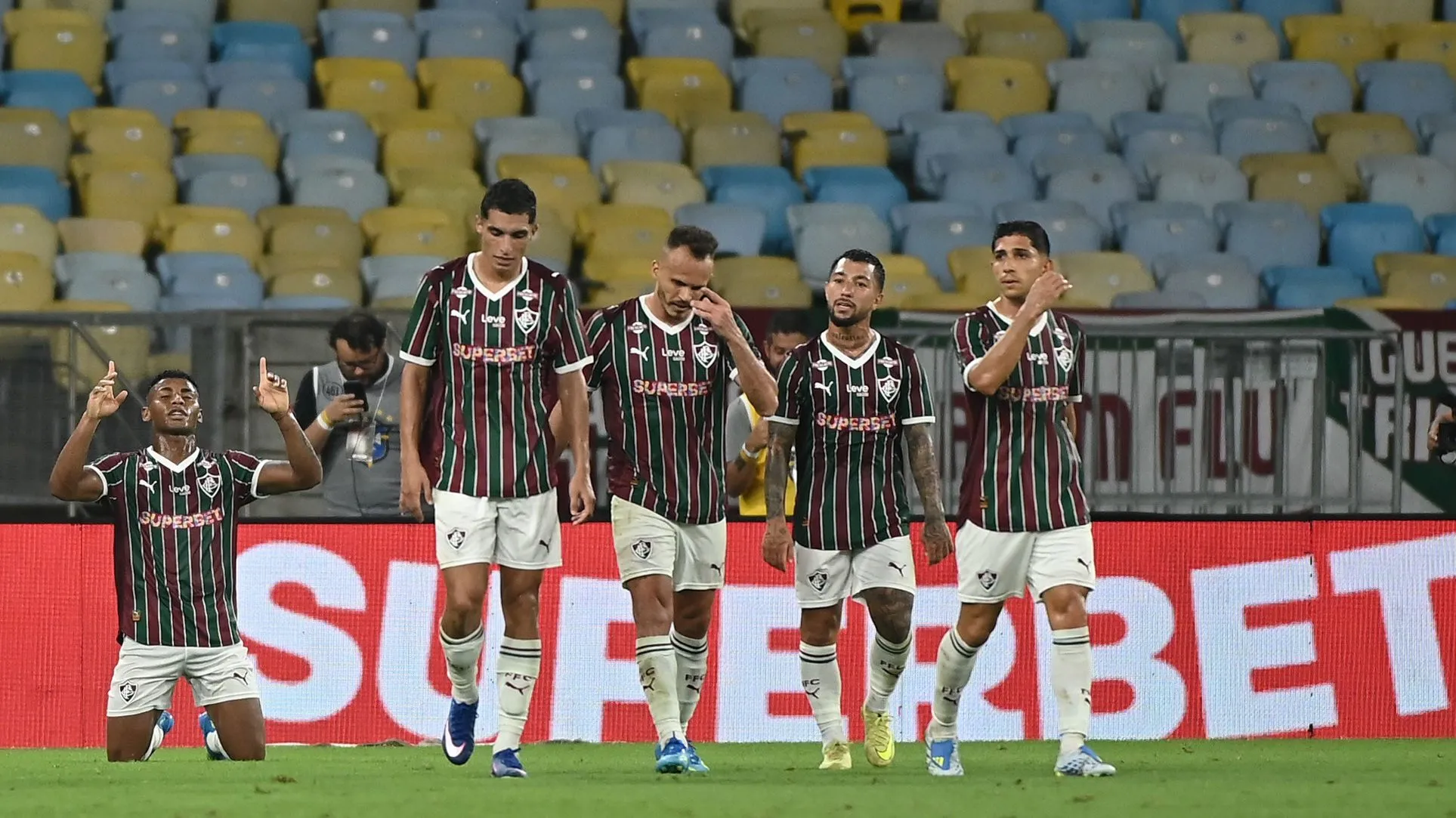Jogadores do Fluminense comemoram gol durante partida contra o Corinthians no estadio Maracana pelo campeonato Brasileiro A 2026.  Foto: Jayson Braga/AGIF