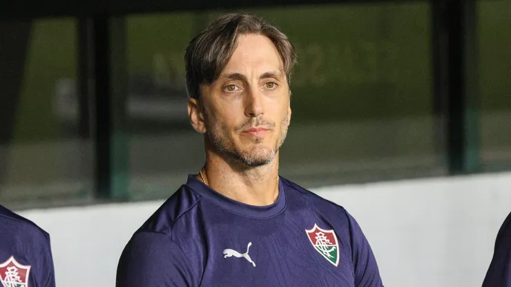 Luis Zubeldia tecnico do Fluminense durante partida contra o Coritiba no estadio Couto Pereira pelo campeonato Brasileiro A 2026. Foto: Robson Mafra/AGIF