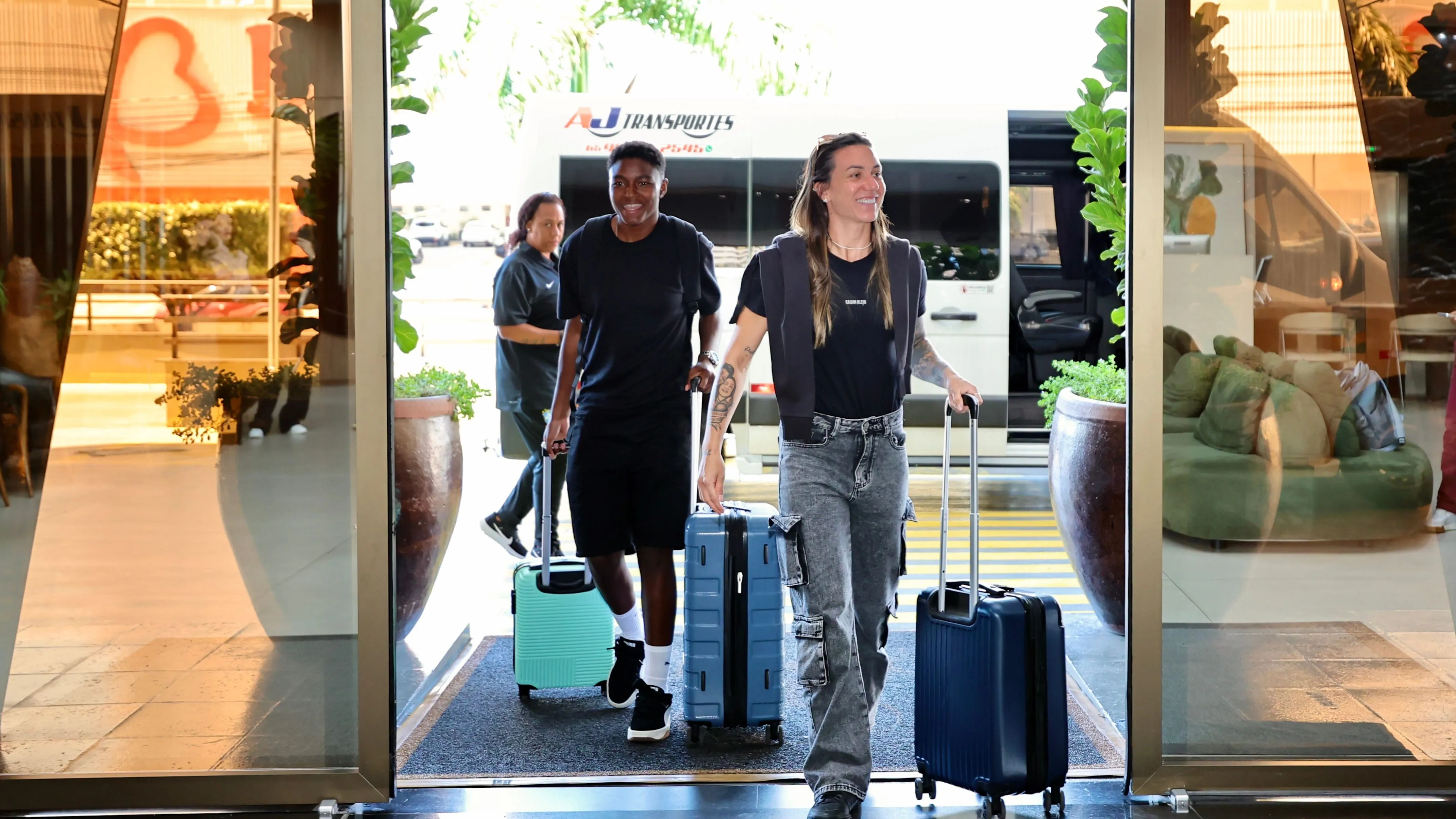 Thaís Lima e Paloma se apresentam para a Seleção Feminina em Cuiabá