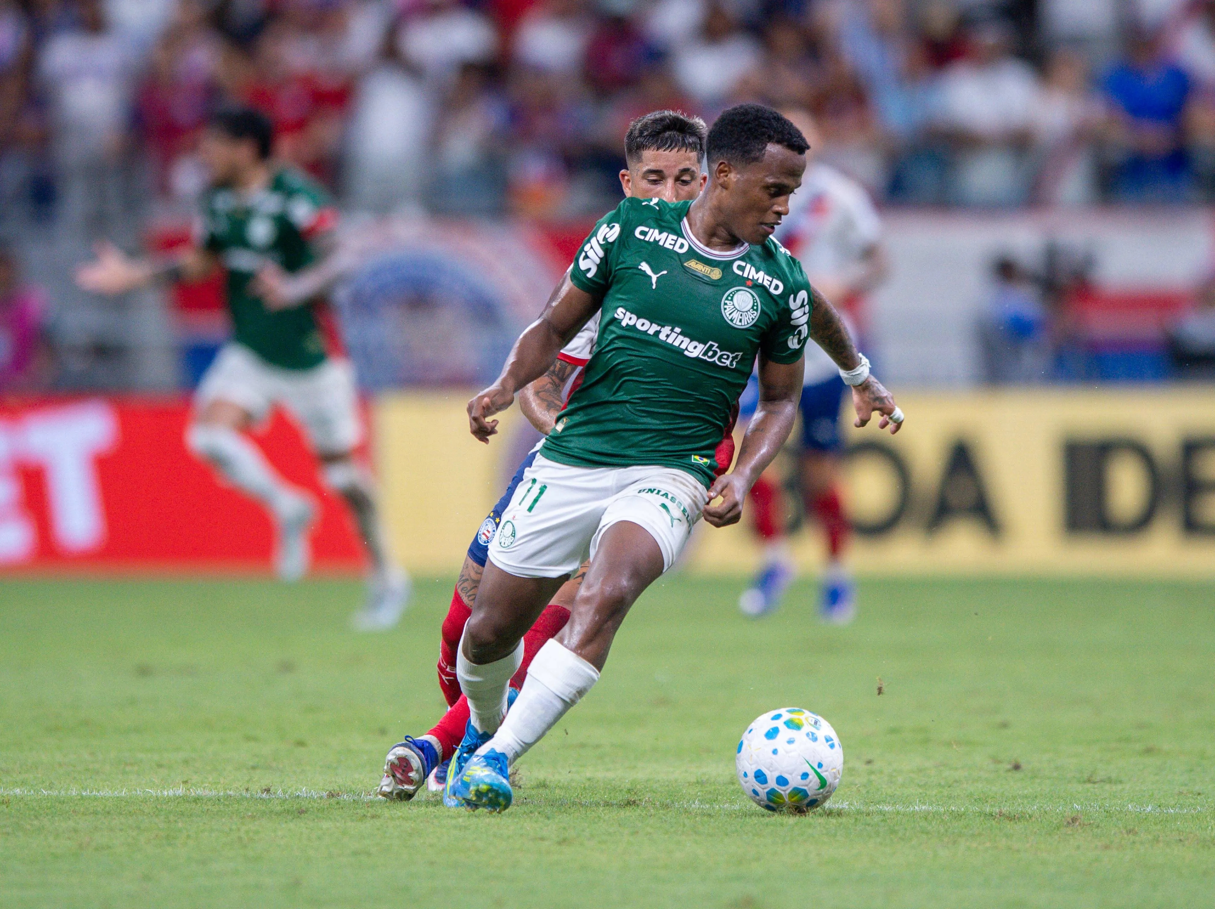 BA – SALVADOR – 05/04/2026 – BRASILEIRO A 2026, BAHIA X PALMEIRAS – Kike Olivera jogador do Bahia disputa lance com Arias jogador do Palmeiras durante partida no estadio Arena Fonte Nova pelo campeonato Brasileiro A 2026. Foto: Jhony Pinho/AGIF