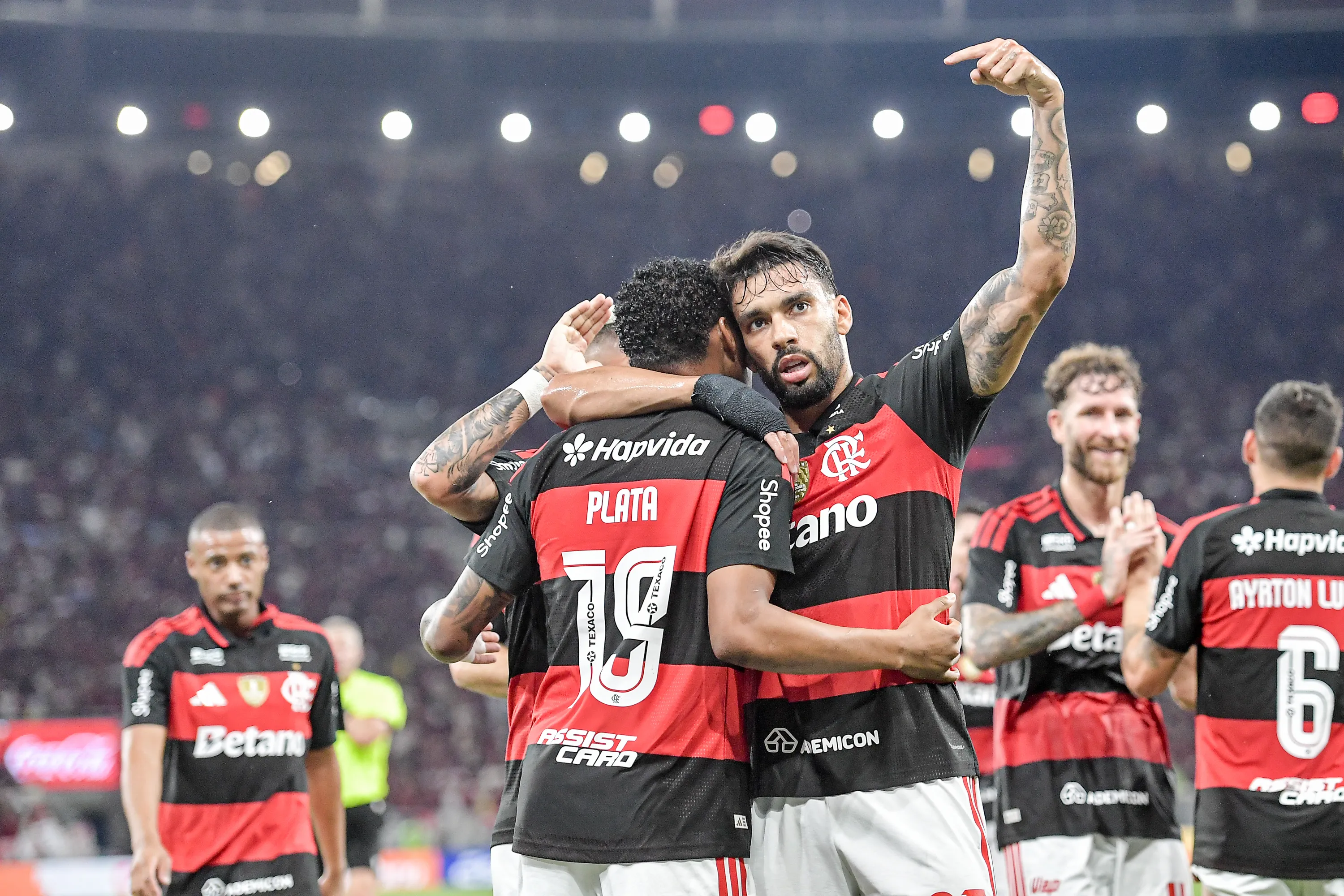 RJ – RIO DE JANEIRO – 05/04/2026 – BRASILEIRO A 2026, FLAMENGO X SANTOS – Paqueta jogador do Flamengo comemora seu gol com Plata jogador da sua equipe durante partida contra o Santos no estadio Maracana pelo campeonato Brasileiro A 2026. Foto: Thiago Ribeiro/AGIF