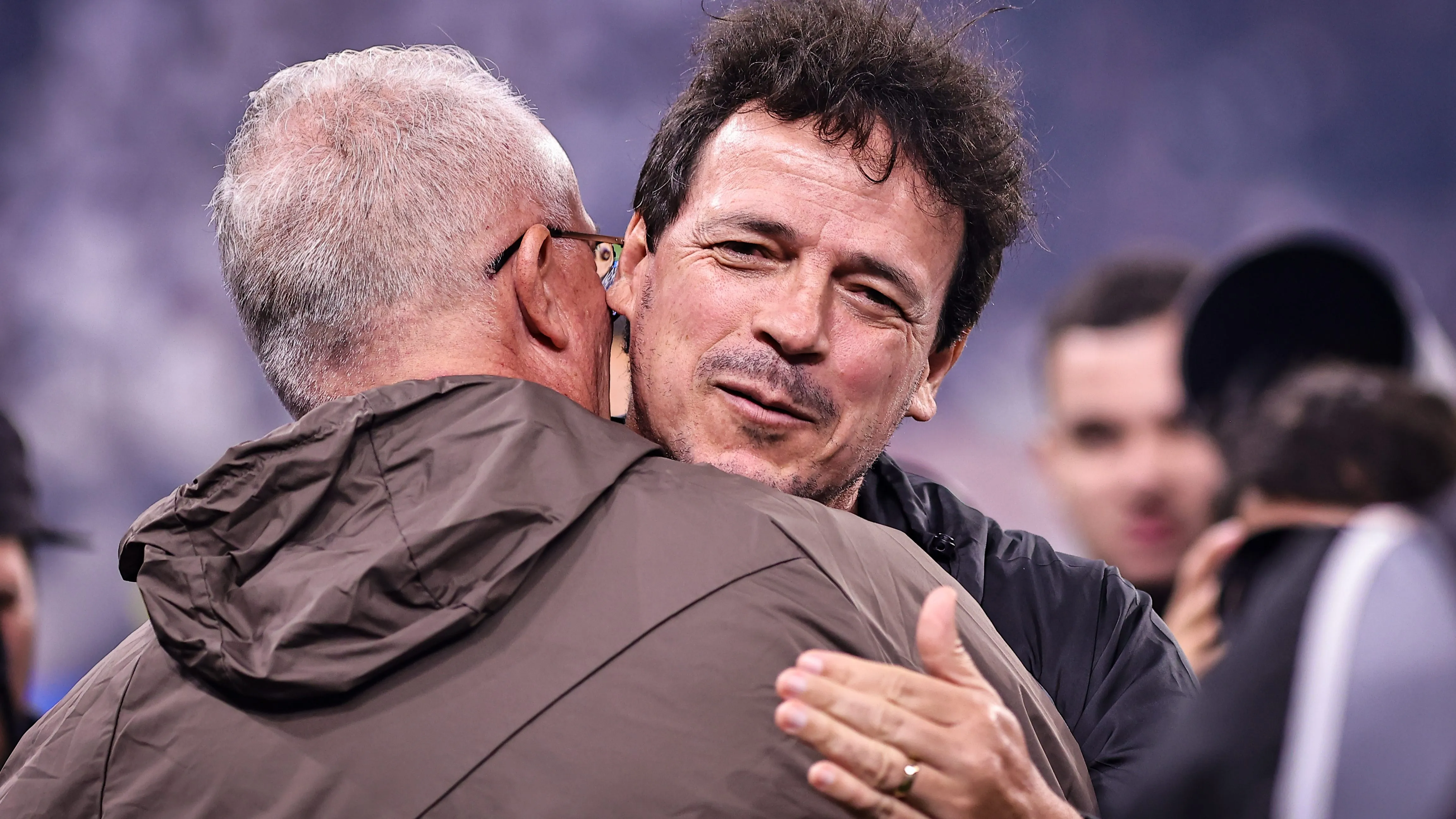 Fernando Diniz e Dorival Júnior se abraçam em partida entre Corinthians e Vasco em 2025. Foto: Fabio Giannelli/AGIF
