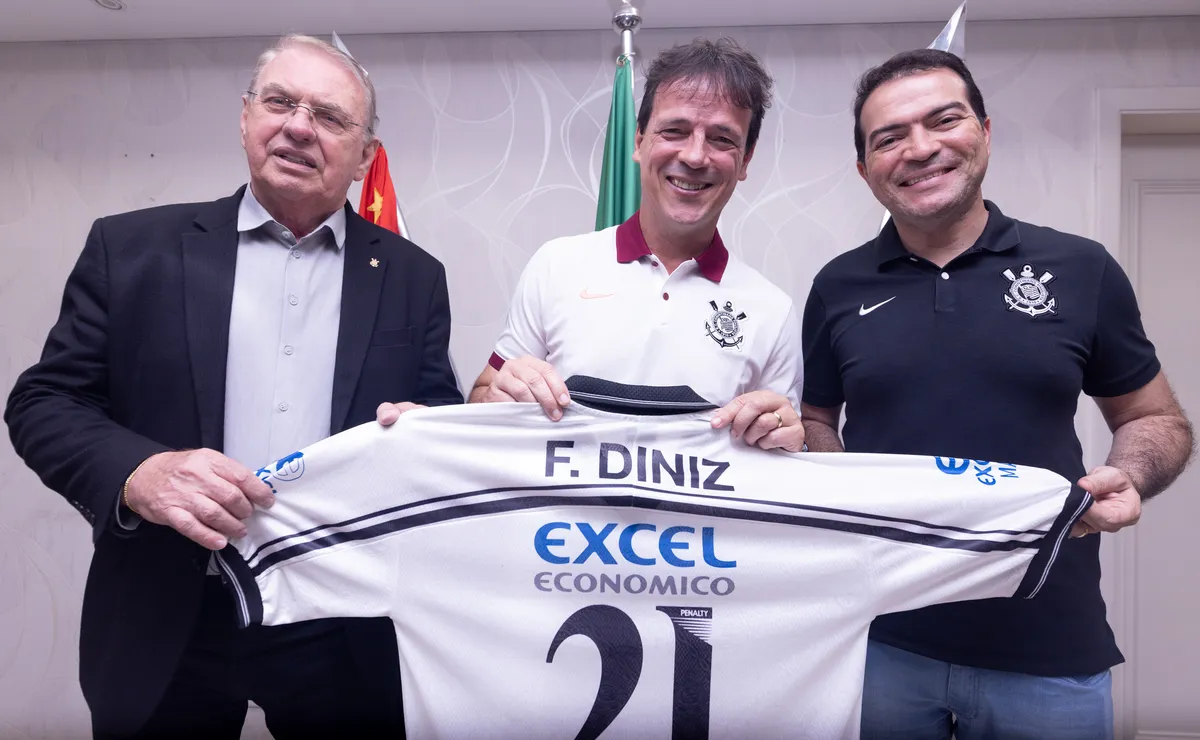 Fernando Diniz muda planos, abre mão de pausa e se anima com o Corinthians