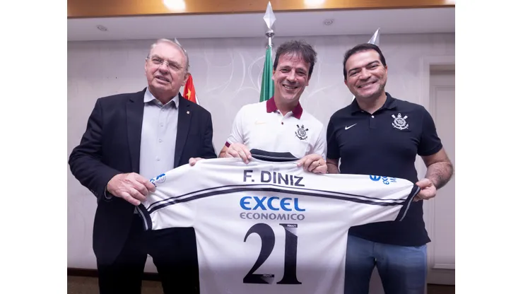Fernando Diniz com a camisa que utilizou no período que atuou com o Manto Alvinegro — Foto: Rodrigo Coca/Agência Corinthians