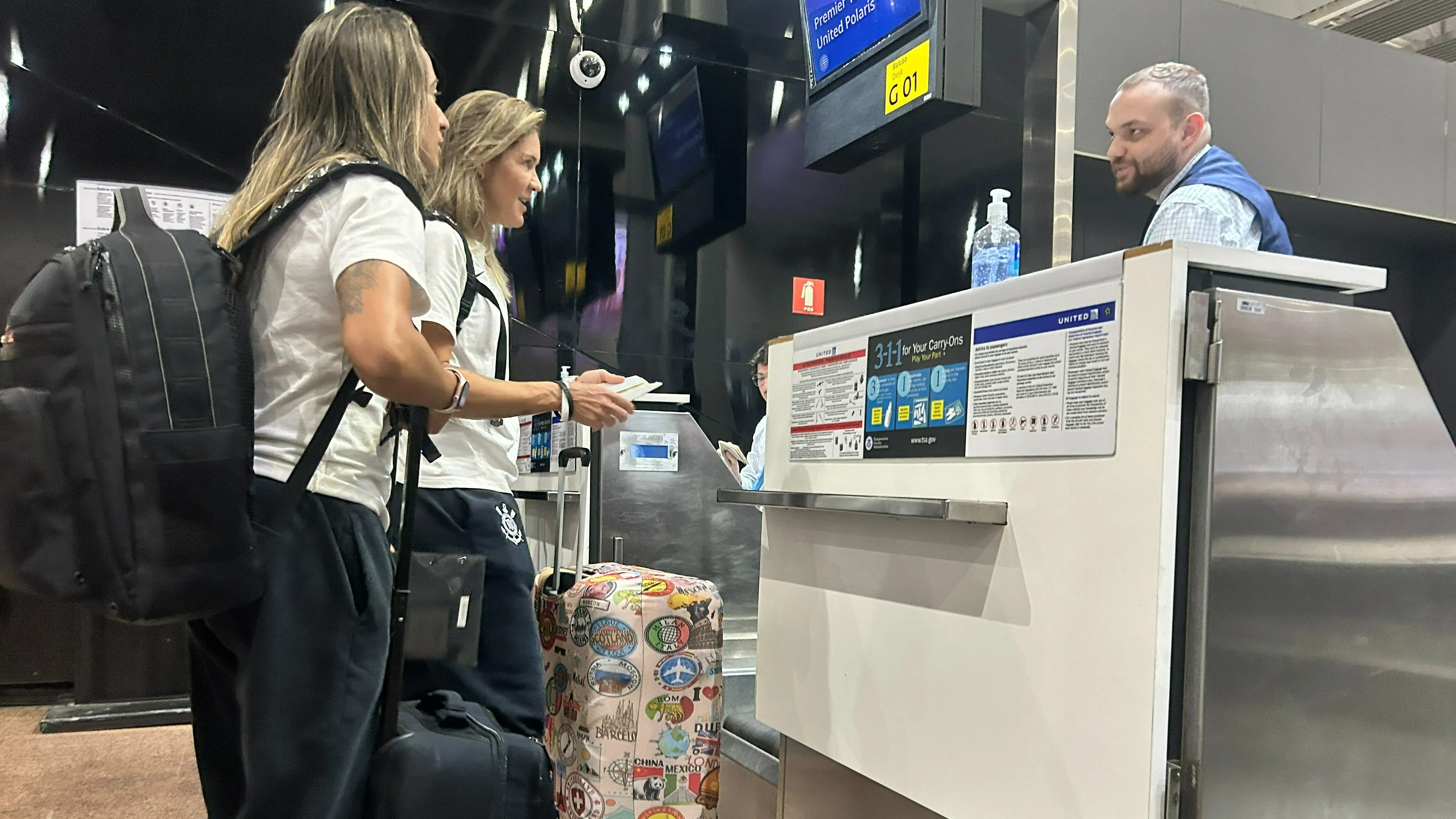 Jogadoras do Corinthians em aeroporto nos Estados Unidos