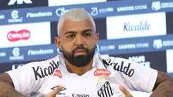 - Gabriel Barbosa (Gabigol) posa para fotos durante sua apresentacao oficial como jogador do Santos FC em coletiva de imprensa realizada no Vila Belmiro.