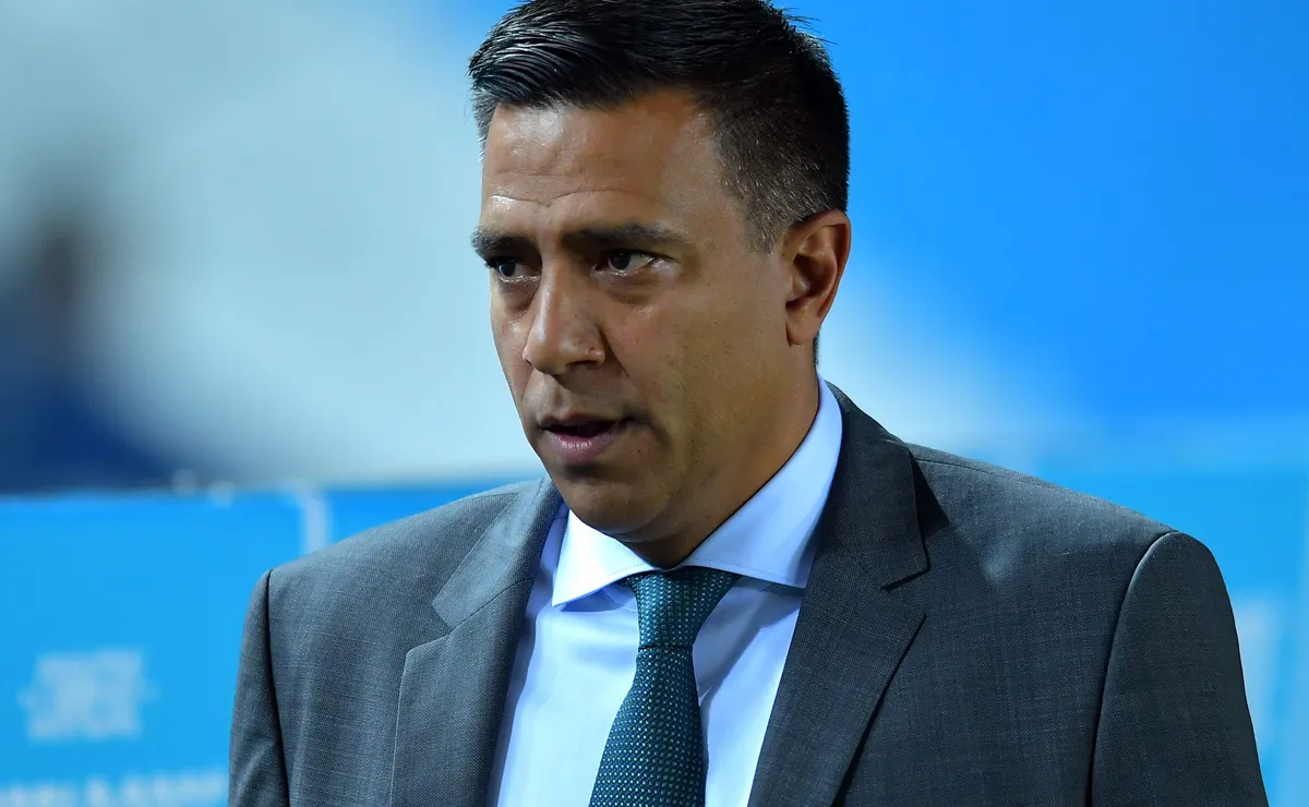 César Farías, técnico do Barcelona SC, projeta duelo contra o Cruzeiro: “Pode ir com convicção”