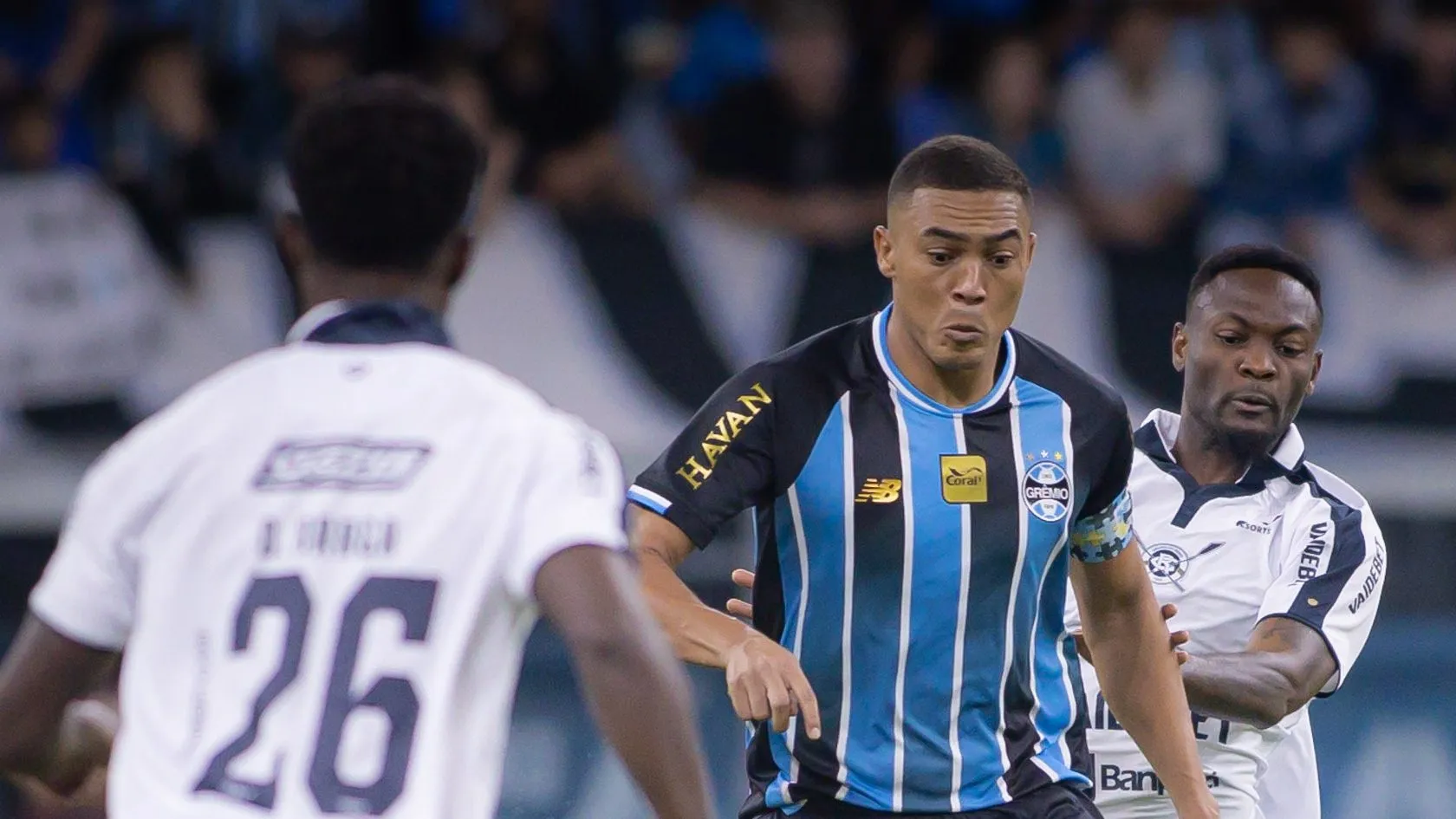 Foto: Maxi Franzoi/AGIF – Carlos Vinícius durante jogo contra o Remo, na Arena.