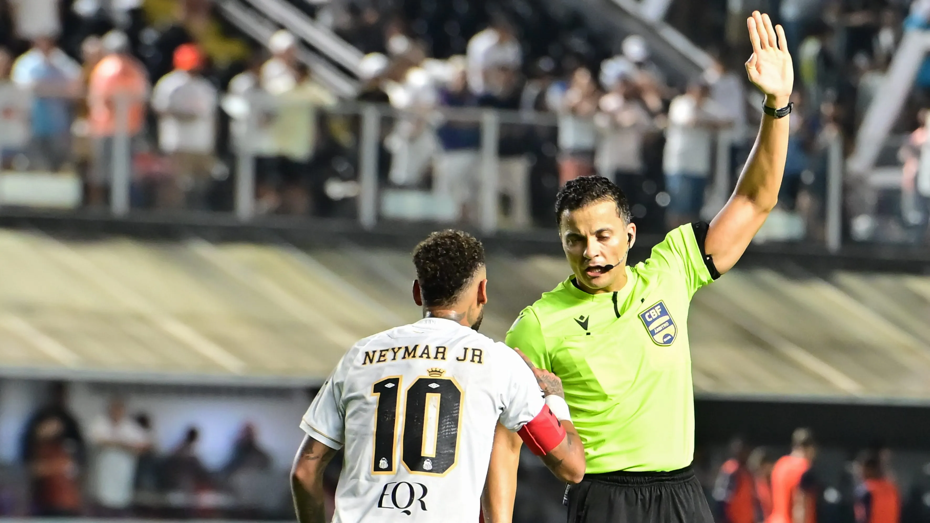 Neymar reprovou a atuação do árbitro - Foto: Jota Erre/AGIF.