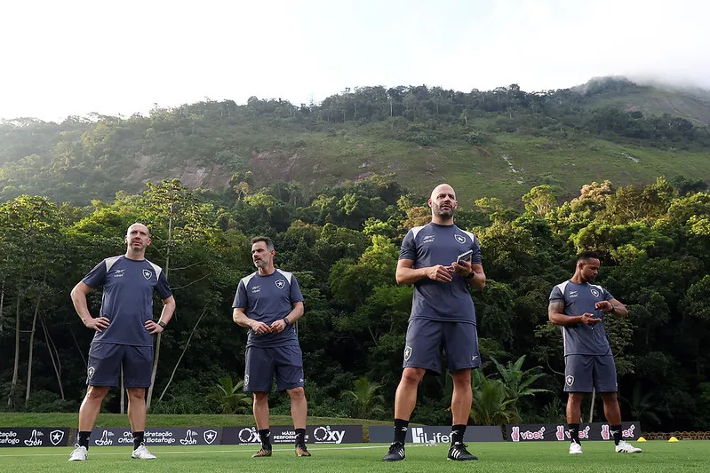 Franclim Carvalho e sua comissão durante treino no Botafogo. Foto: Vitor Silva/Botafogo