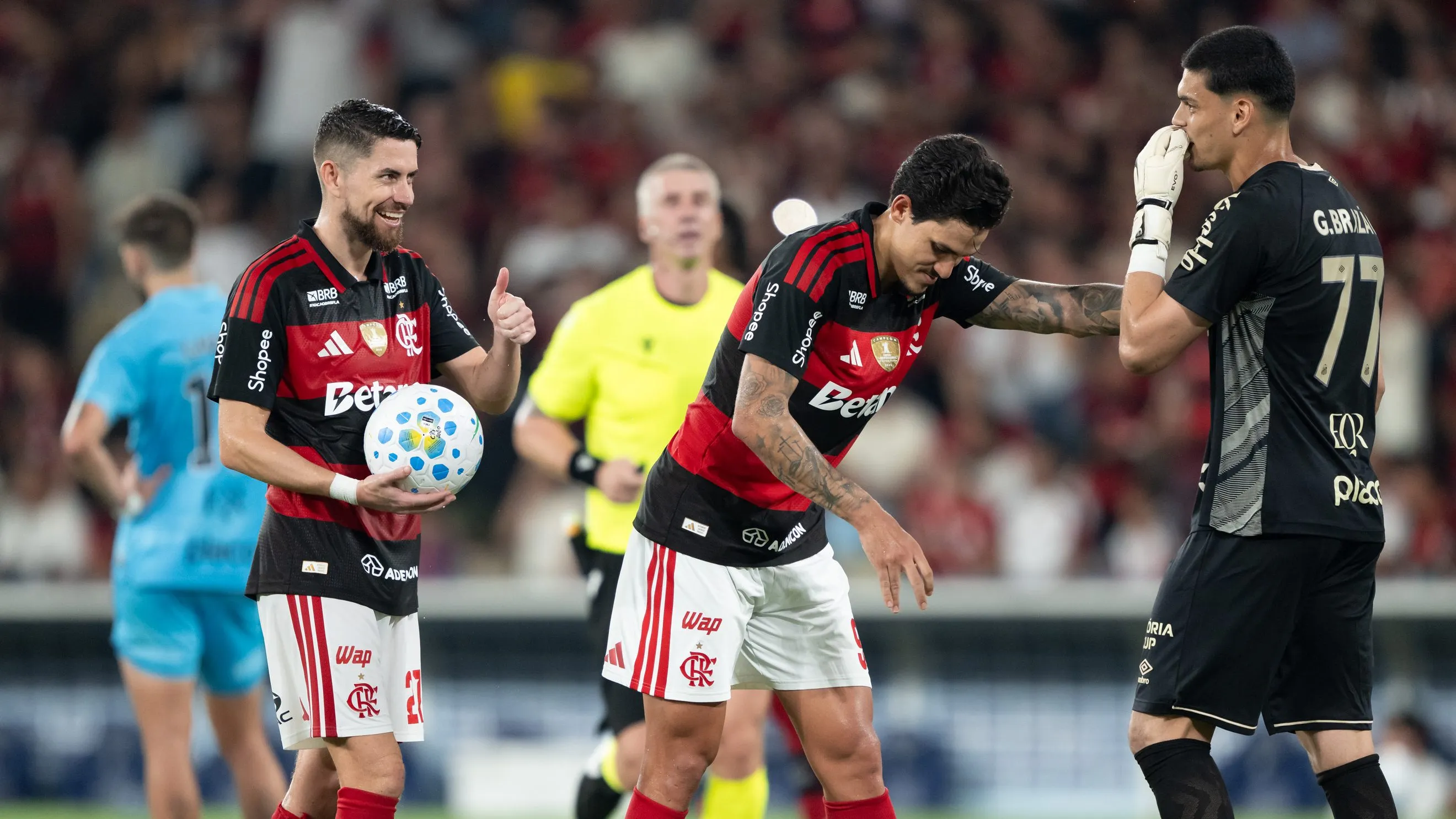 Foto: Jorge Rodrigues/AGIF – Goleiro do Santos conversando com Pedro e Jorginho em duelo contra o Flamengo.