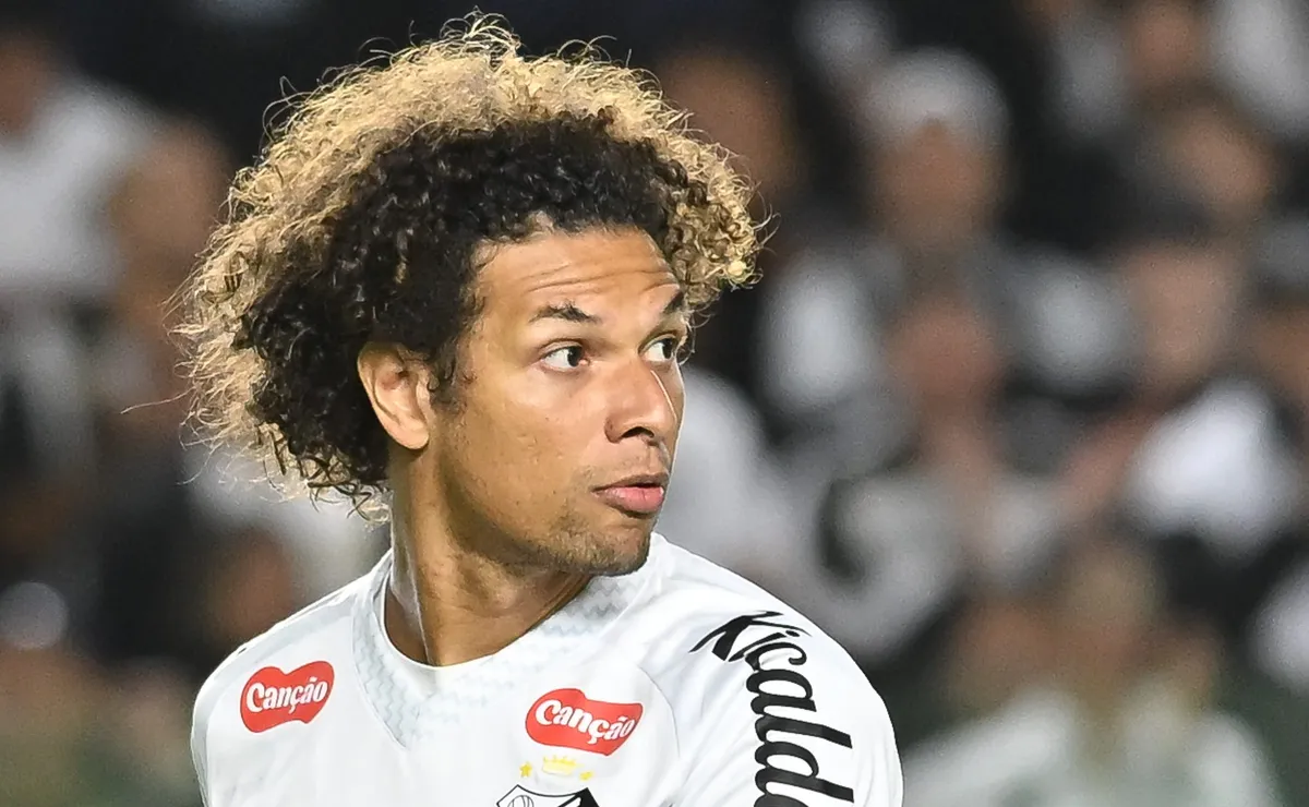 Willian Arão conversa com Cuca e se coloca disponível para jogar na posição que o treinador do Santos deseja