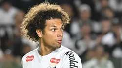 - Volante Arão, do Santos.